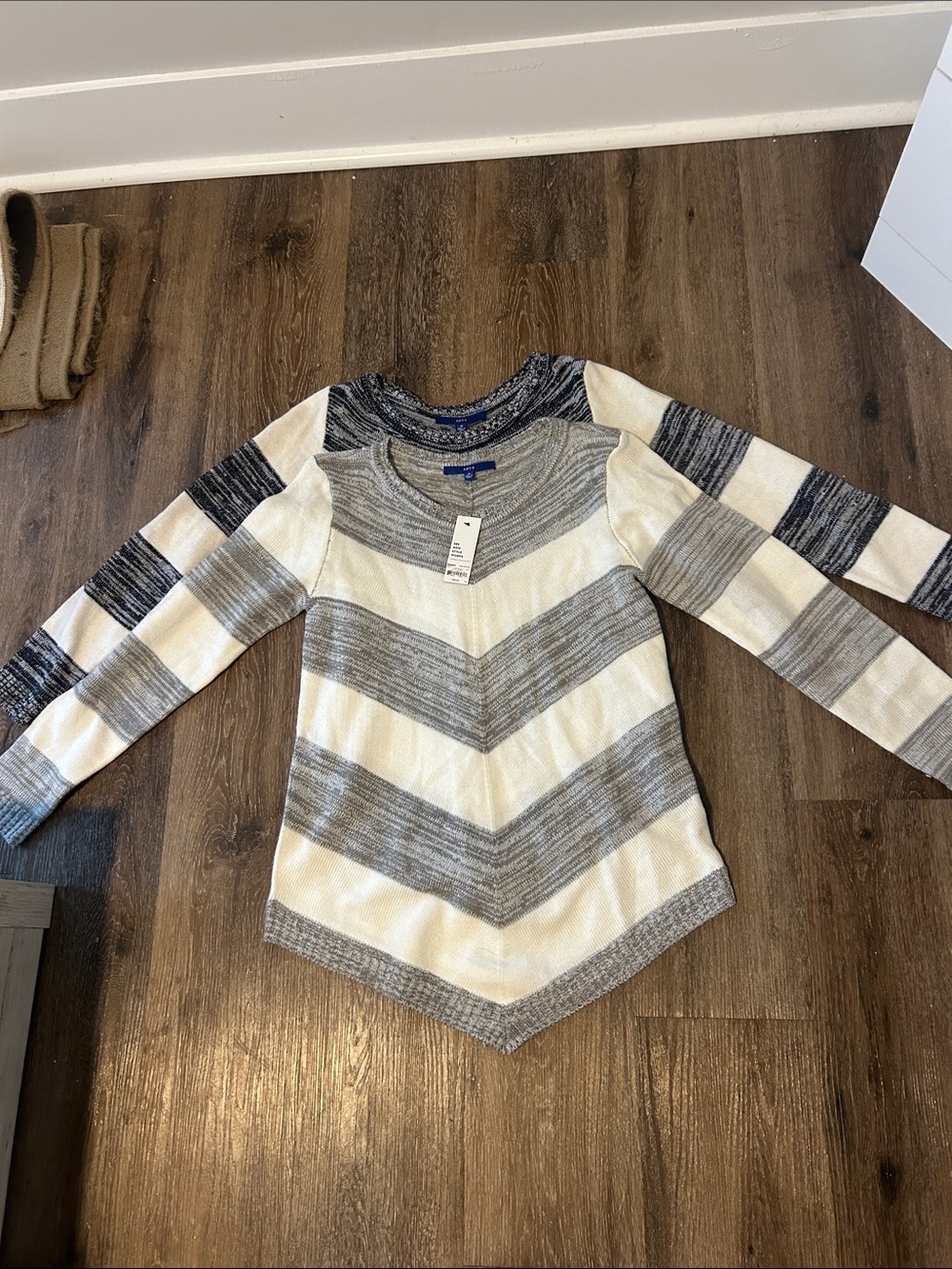 APT.9 set of 2 sweaters Striped Chevron Point-Hem Sweater - Gray and Cream